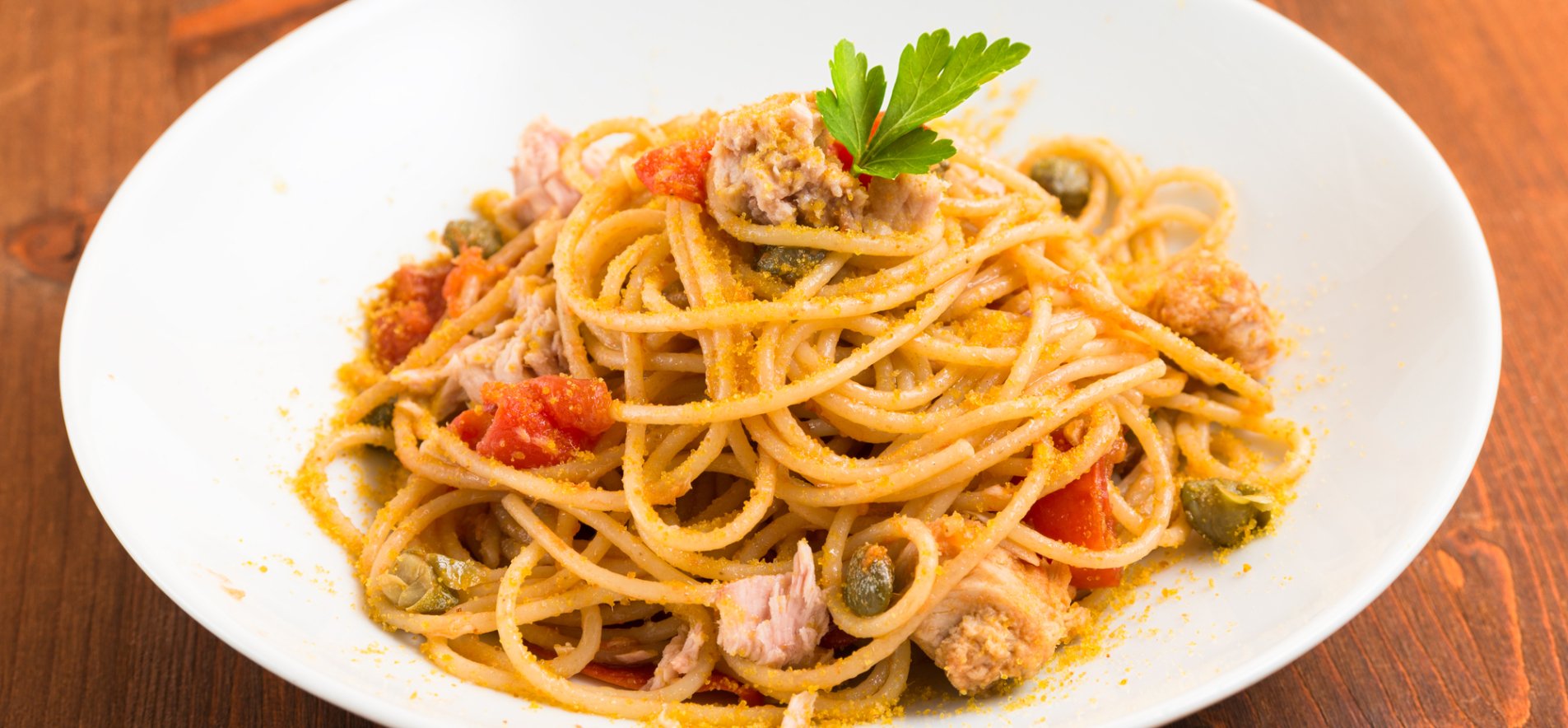 Спагетти с тунцом и томатами