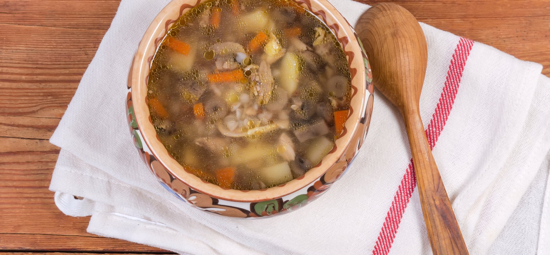 Суп с сушёными грибами и перловкой: рецепт - Лайфхакер