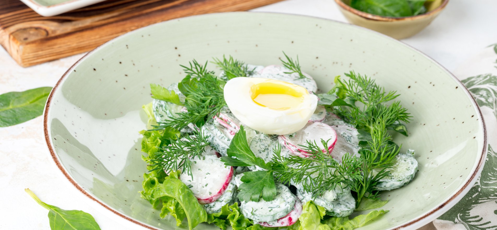 Овощной салат с яйцом и зеленью