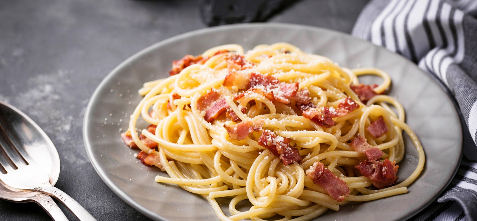 Спагетти с ветчиной и яблоком