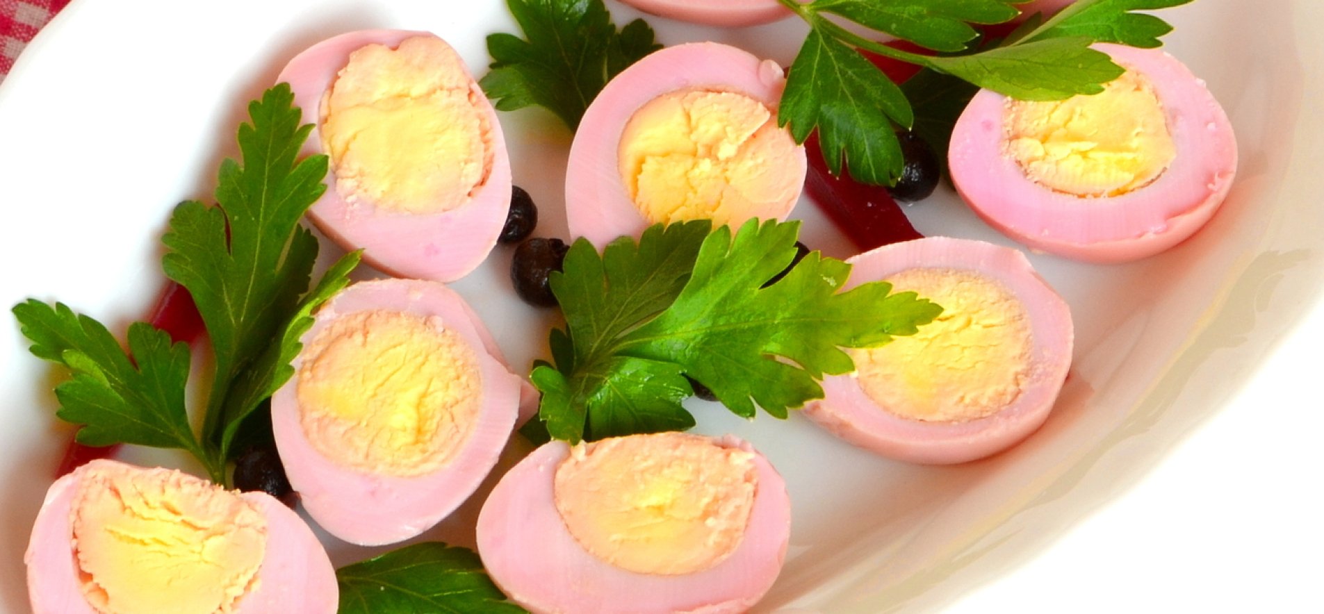 Розовые вареные яйца