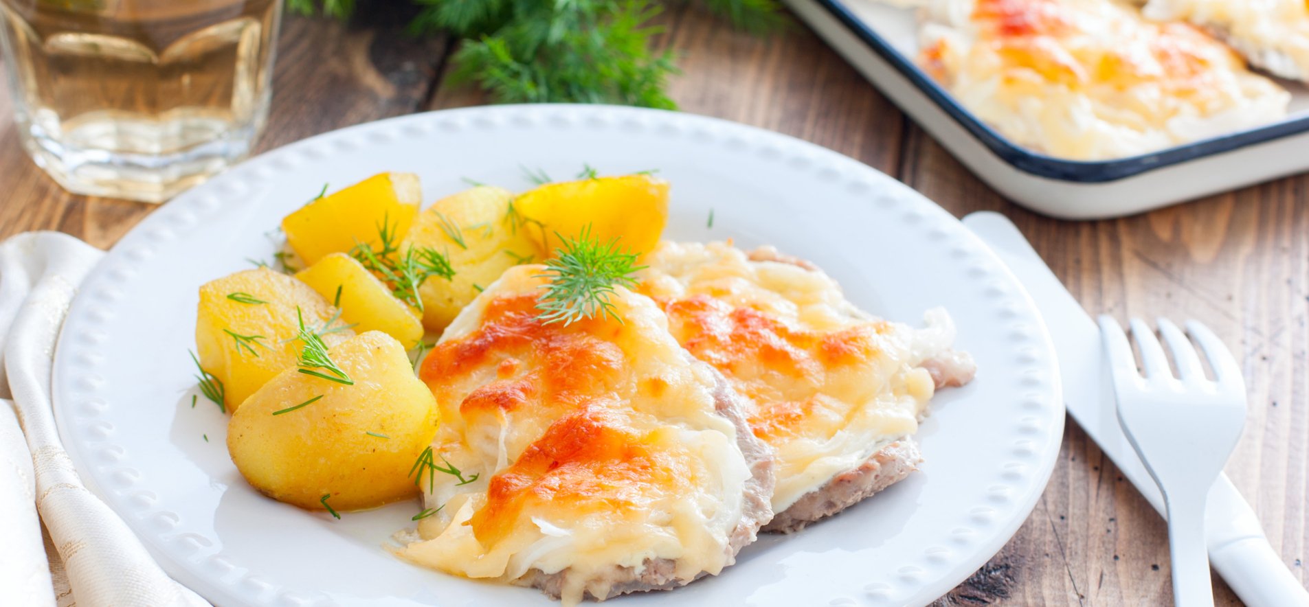 Отбивные из свинины с помидорами, грибами и сыром в духовке: рецепт - Лайфхакер