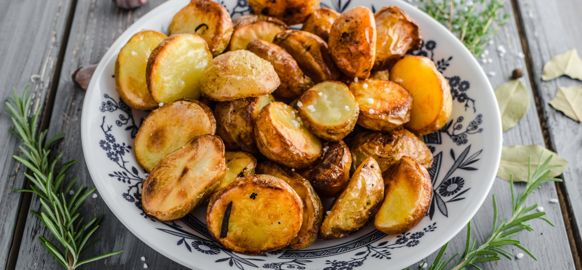 Картофельные лодочки, запеченные с салом
