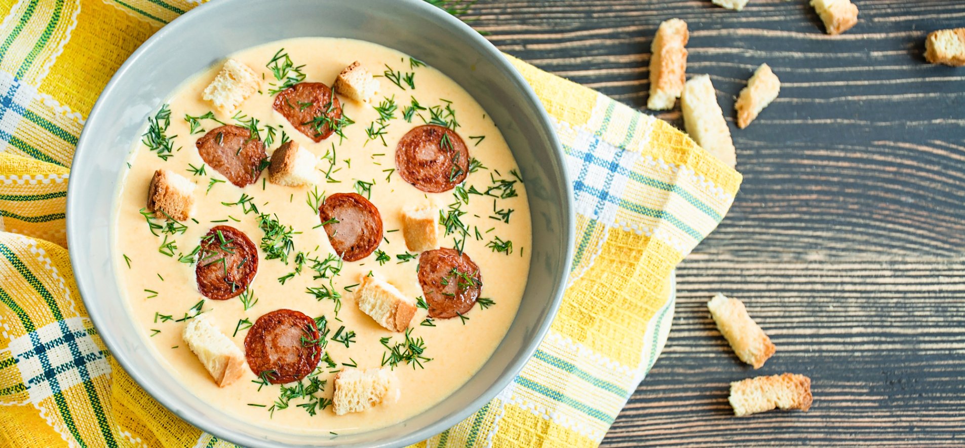 Суп с картофелем, колбасками и яйцами.