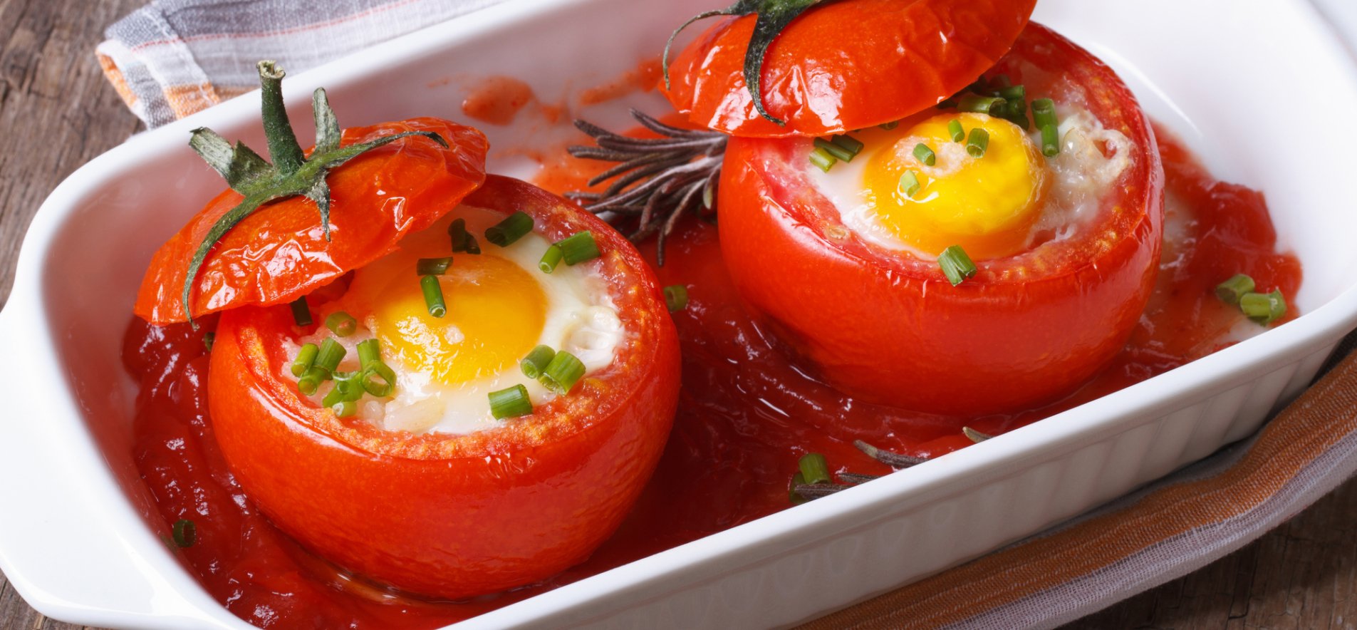 Яичница в томатах на завтрак