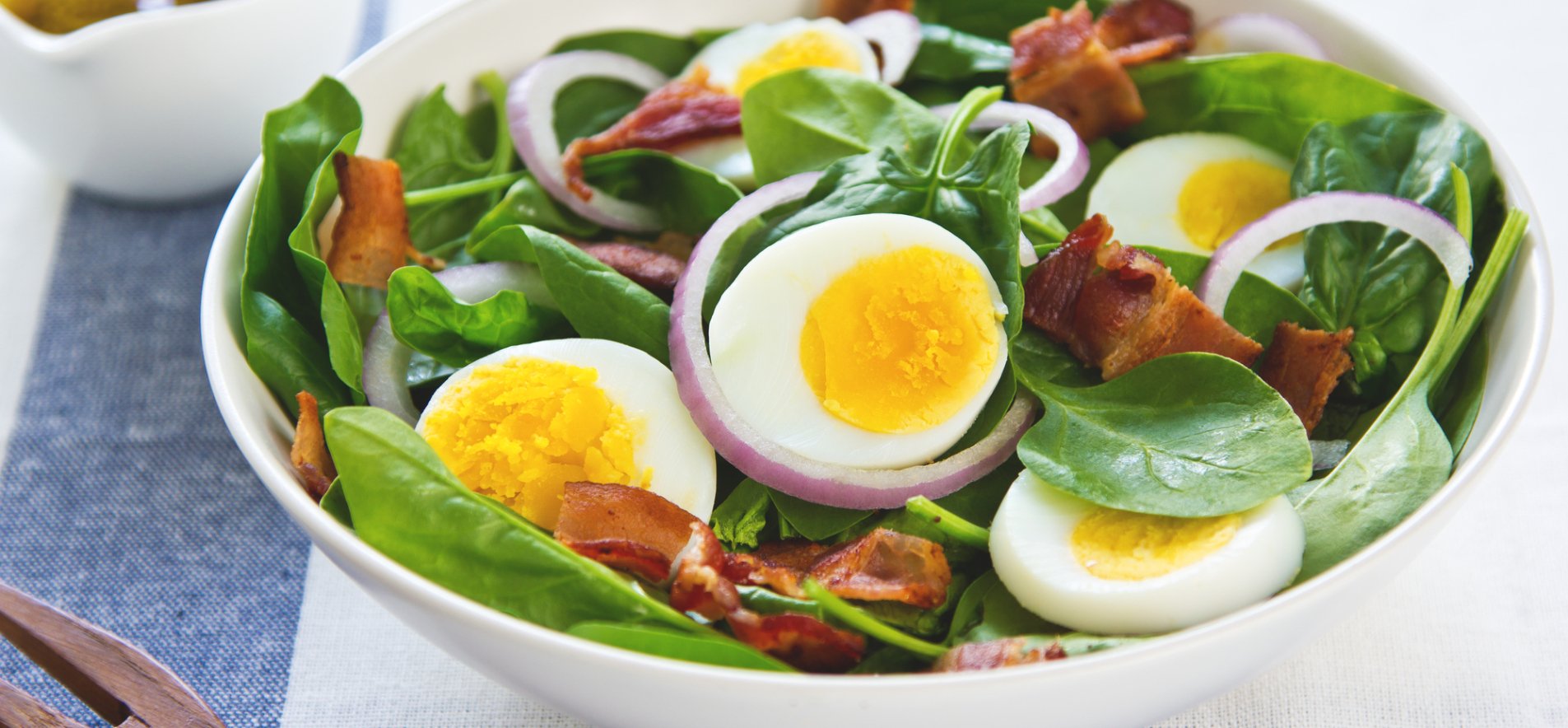Салат со шпинатом, яйцом и огурцом. Пошаговый рецепт с фото