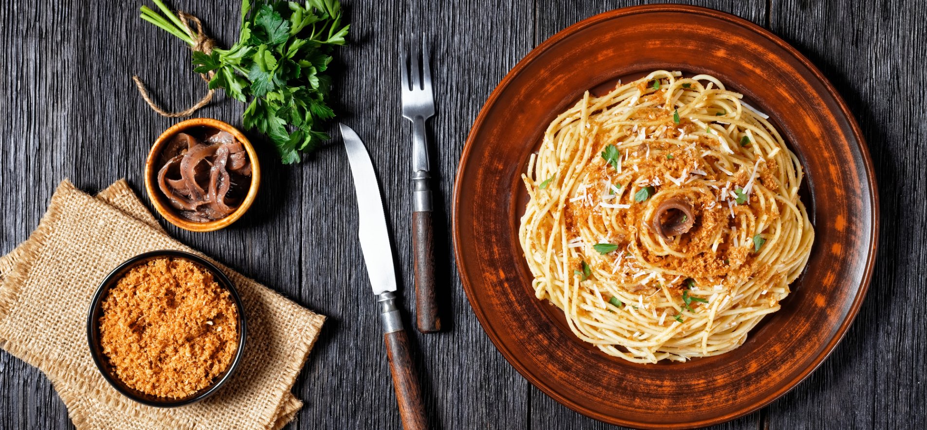 Спагетти с анчоусами и хлебной крошкой