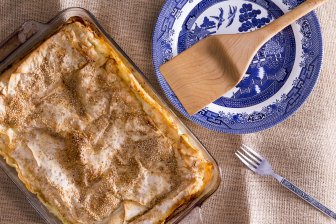 Як приготувати пиріг з м'ясом з тіста філо - відеорецепт — Шуба