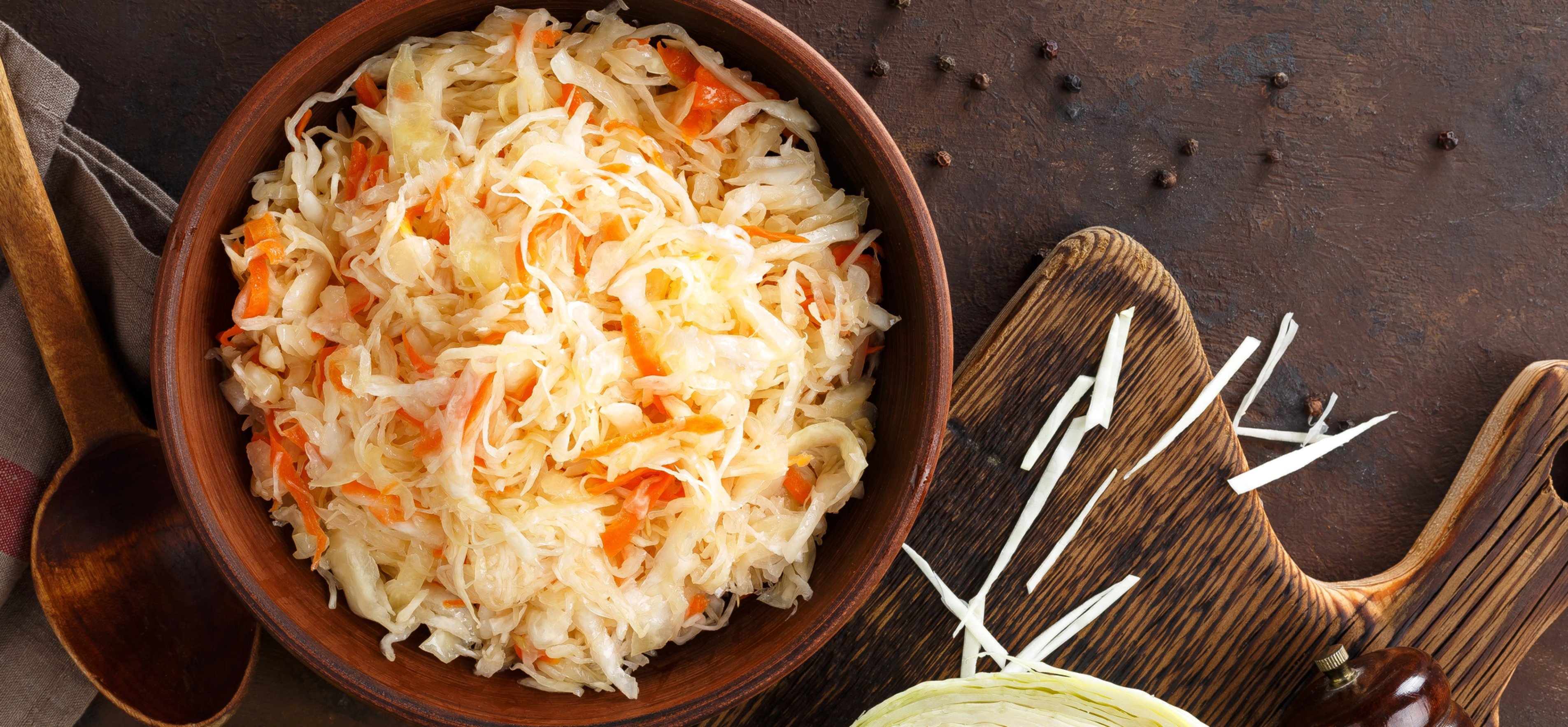 Подача квашеной капусты на стол. Квашеная капуста певица. Капуста квашеная. Капуста квашеная. Квашеная капуста с рыбой.