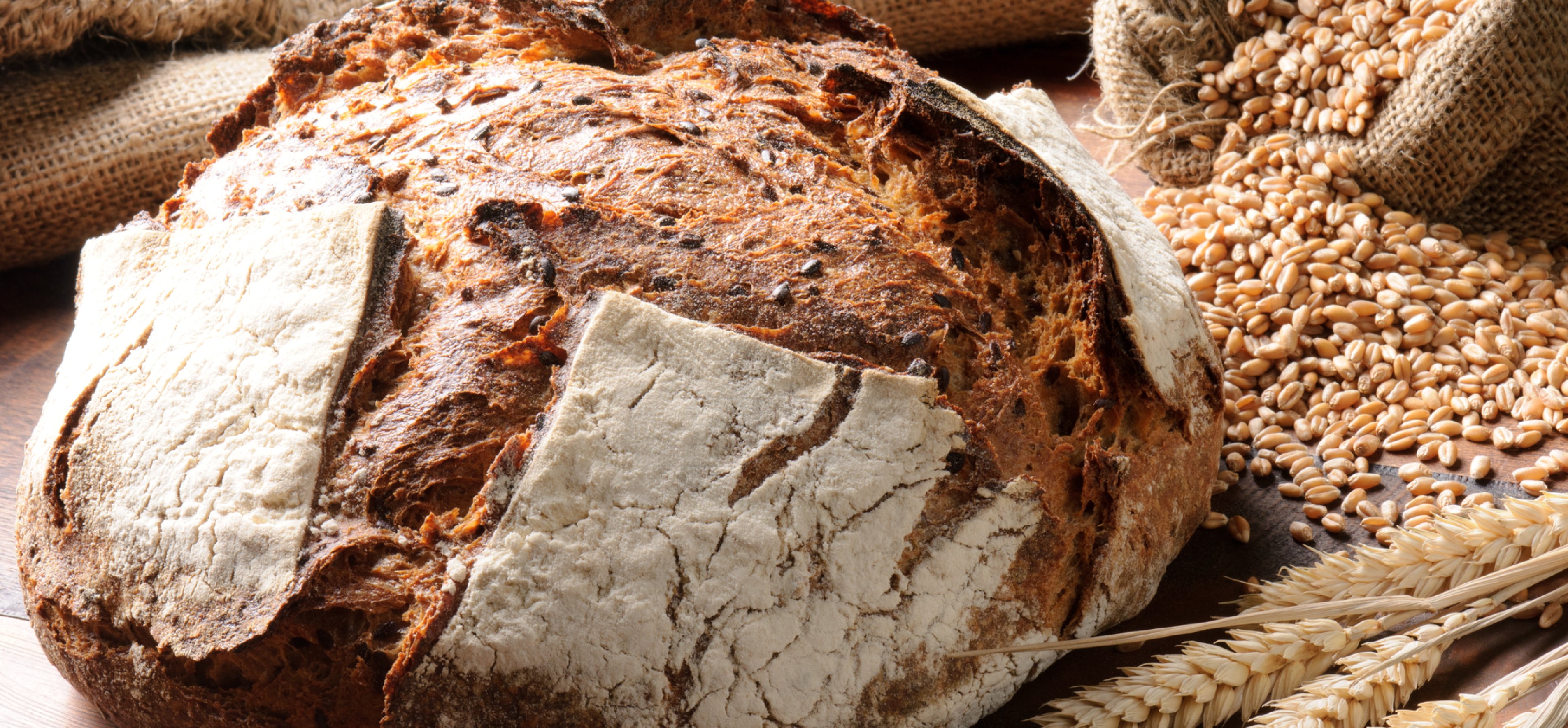 Щедро посыпана совершенно пусты ржаным хлебом. Хлеб. Ржаной хлеб. Хлеб фото. Красивый хлеб.