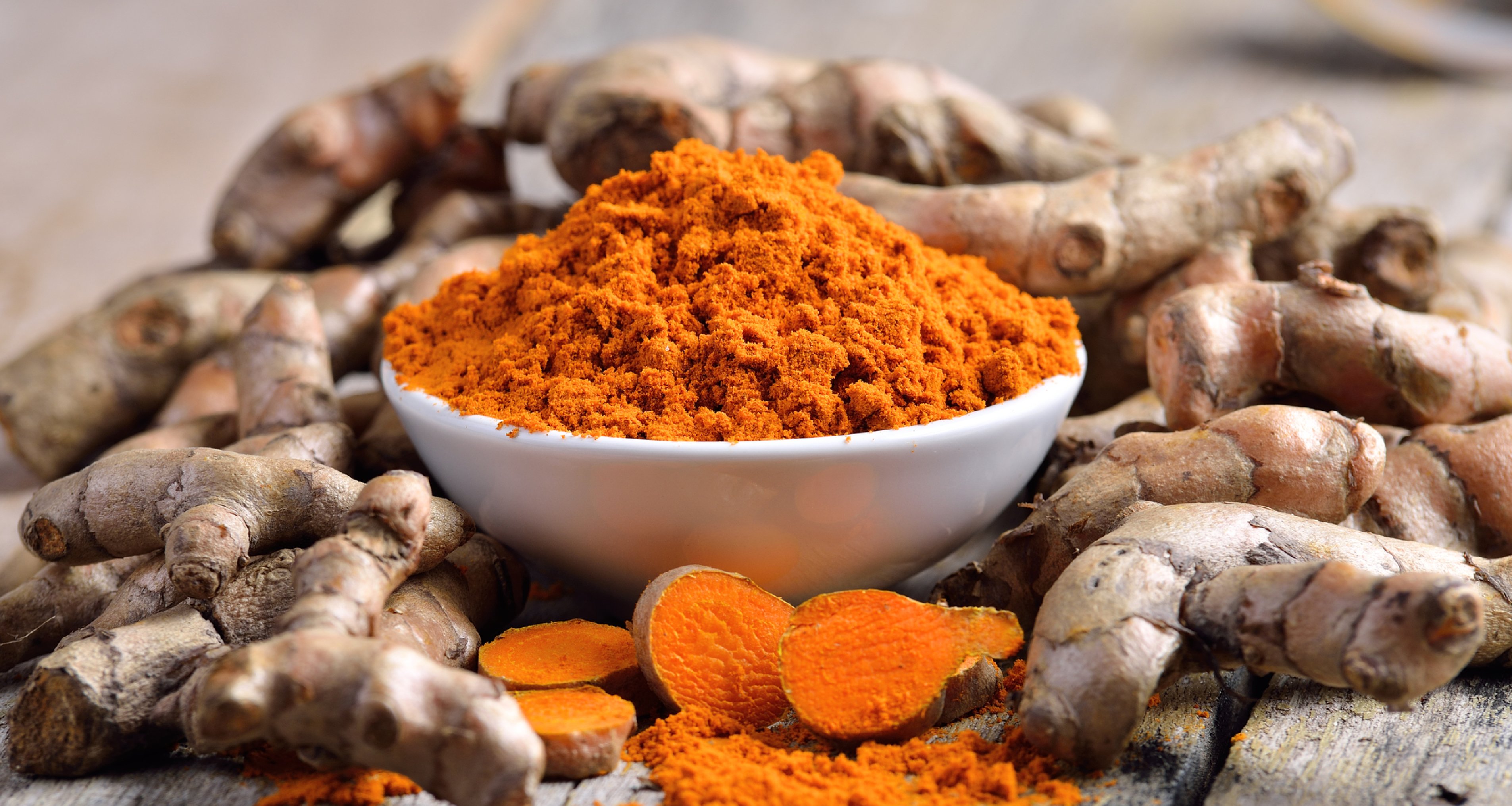 Куркума это из чего. Куркума пряность. Чайная ложка куркумы. Куркума фото. Куркумин краситель натуральный.