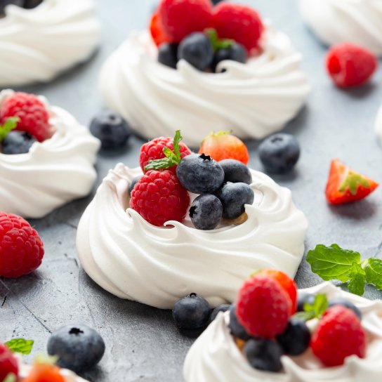 Десерт «Павлова» з малиновим кюлі