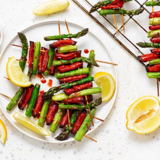 Шашлички зі спаржею та ковбасою