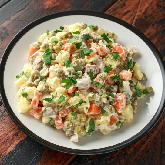 «Олів'є» з вареною ковбасою та яблуком