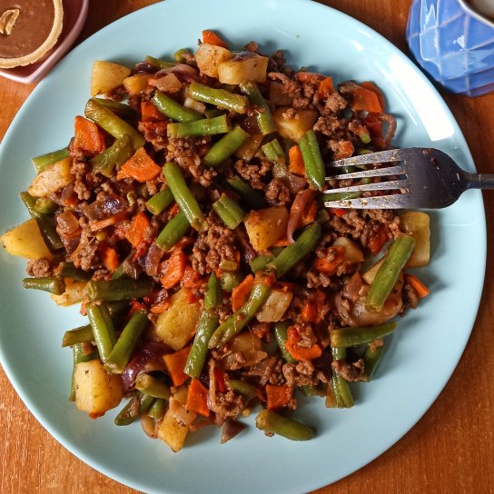 Обід з м'ясом і овочевим рагу