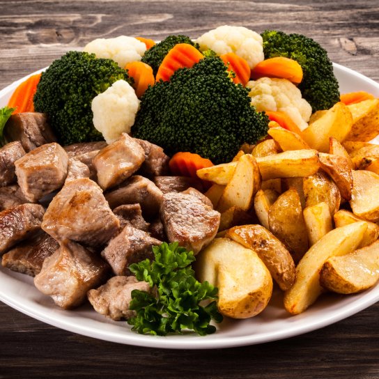 Свиняча вирізка з картоплею та морквою