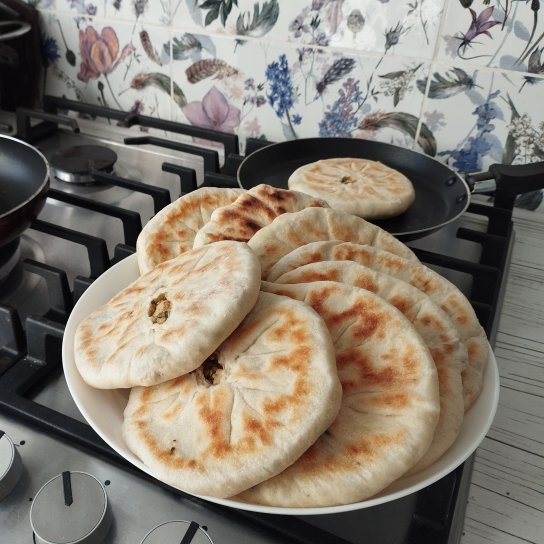 Коржики з тофу та зеленню на сковороді