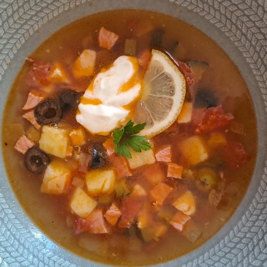 Солянка з куркою і ковбасою
