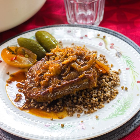 Свинина в цибулевому соусі