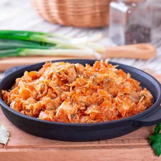 Тушкована капуста з куркою