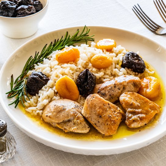 Курка з курагою та чорносливом