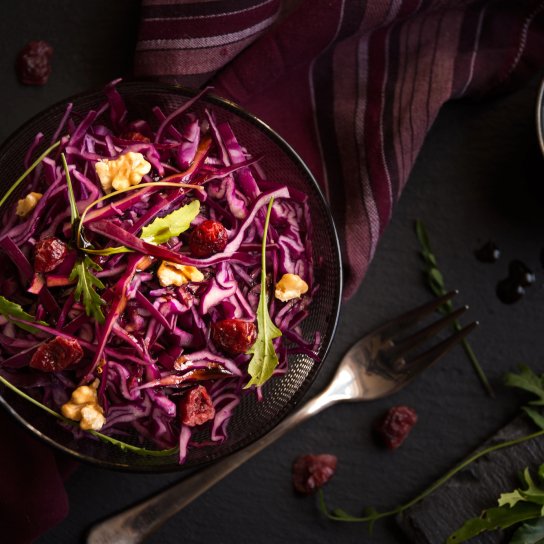 Салат з червоної капусти із горіхами