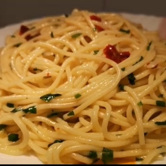 Спагеті з часниковою олією та пармезаном