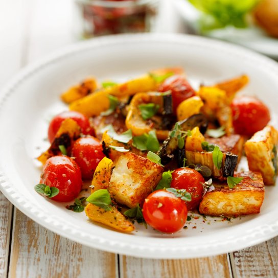 Запечений батат з овочами та сиром халумі