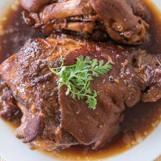 Томлена рулька в квасі