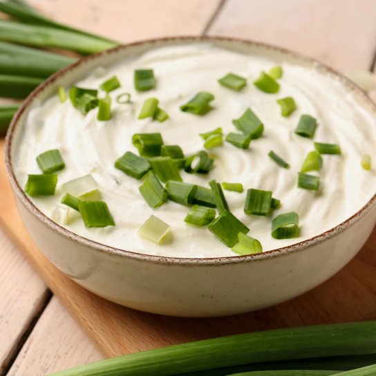 Сметанний соус із фетою та зеленою цибулею