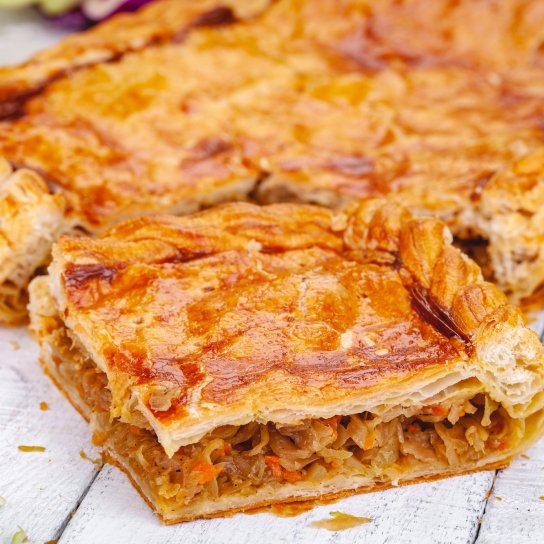 Лінивий пиріг з квашеною капустою і шинкою