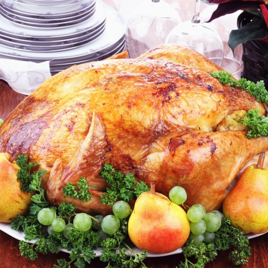 Курка з грушами в духовці