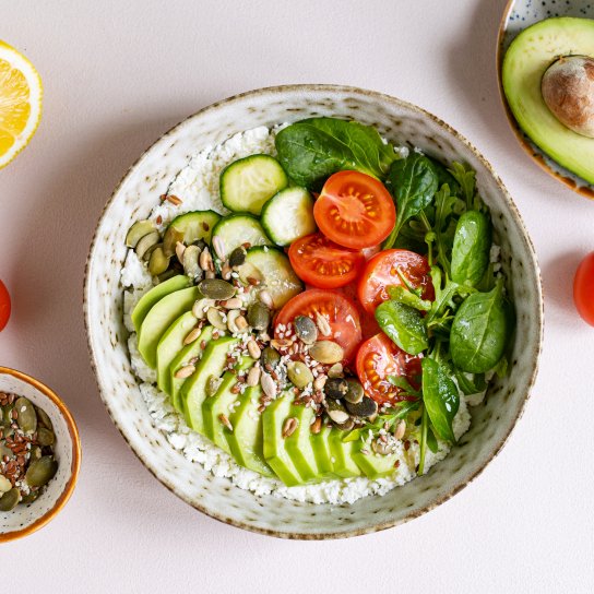 Боул із кисломолочним сиром та овочами