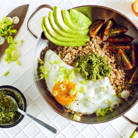 Страва з гречкою, яйцем і авокадо