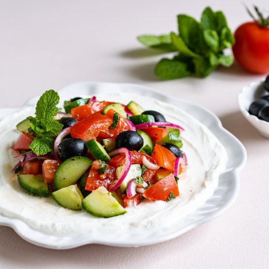 Грецький салат зі збитою фетою