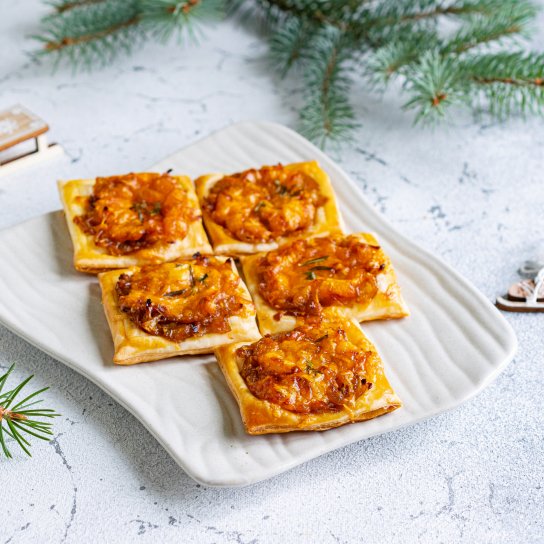 Закуска з листкового тіста з цибулевим чатні