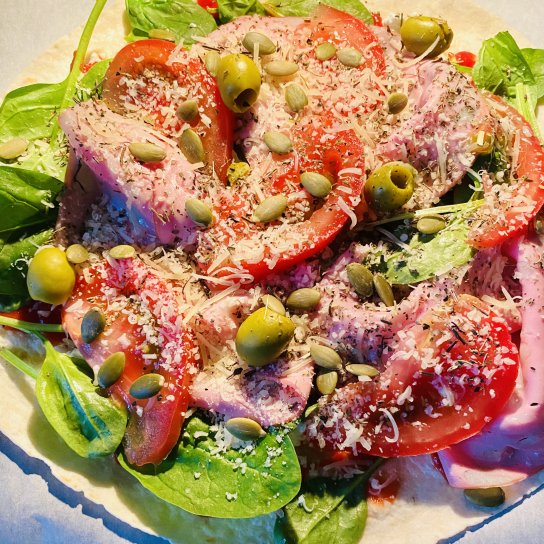 Салат з мортаделою, томатами і оливками