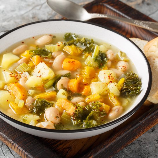 Рагу з квасолею, картоплею та беконом