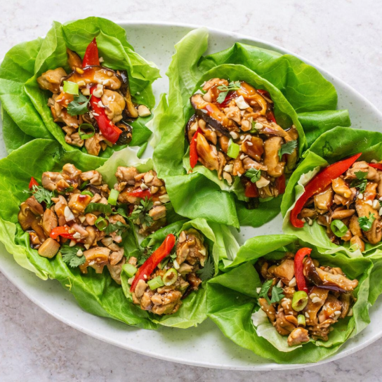 Кошики зі свіжого салату з куркою