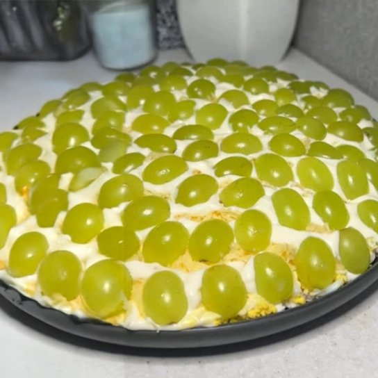 салат з куркою, сиром та виноградом