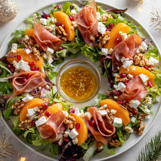 Салат-вінок із хурмою, хамоном і фетою — святковий рецепт із яскравою подачею