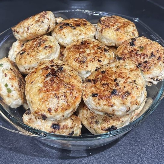 Курячі котлетки з морквою та зеленню