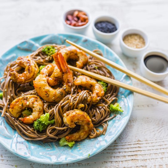 Азійський салат з креветками, овочами та локшиною