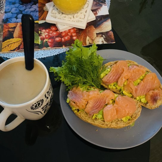 Тост з авокадо і слабосоленою сьомгою