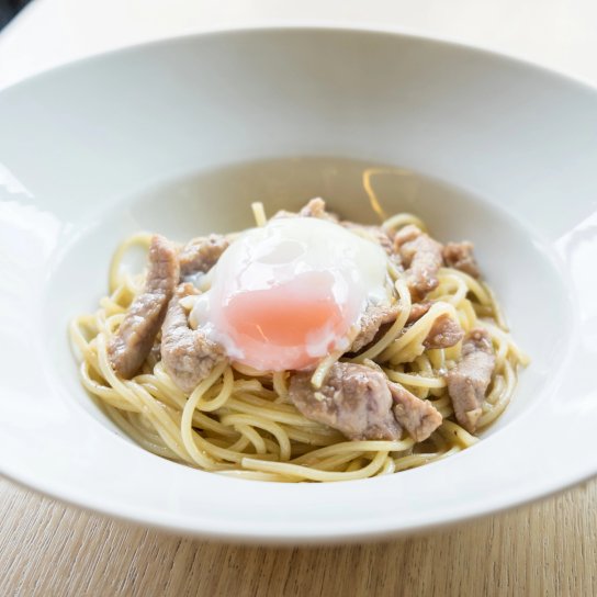 Паста зі свининою та яйцем пашот