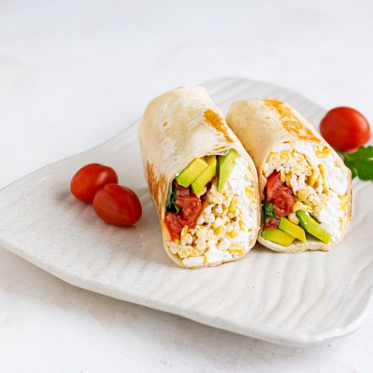 Лаваш-рол із сиром, скремблом та авокадо