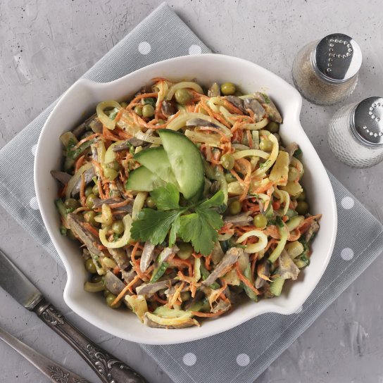 Салат з курячих сердечок і солоних огірків