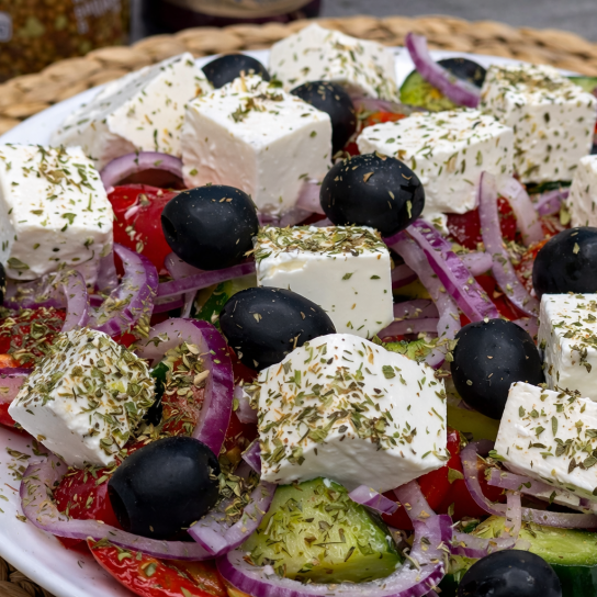 Грецький салат з часниковою заправкою