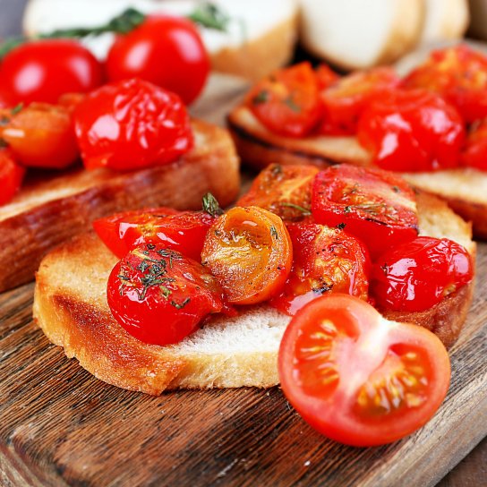 Тост із запеченими томатами