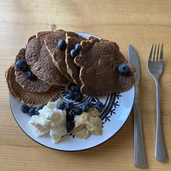 Корисні панкейки з яблуком та корицею